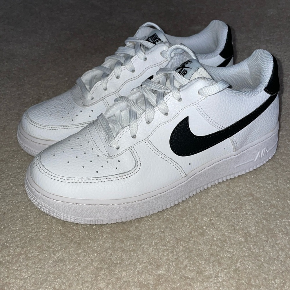 Nike Air Force 1 youth size 6.  Very good condition!!
